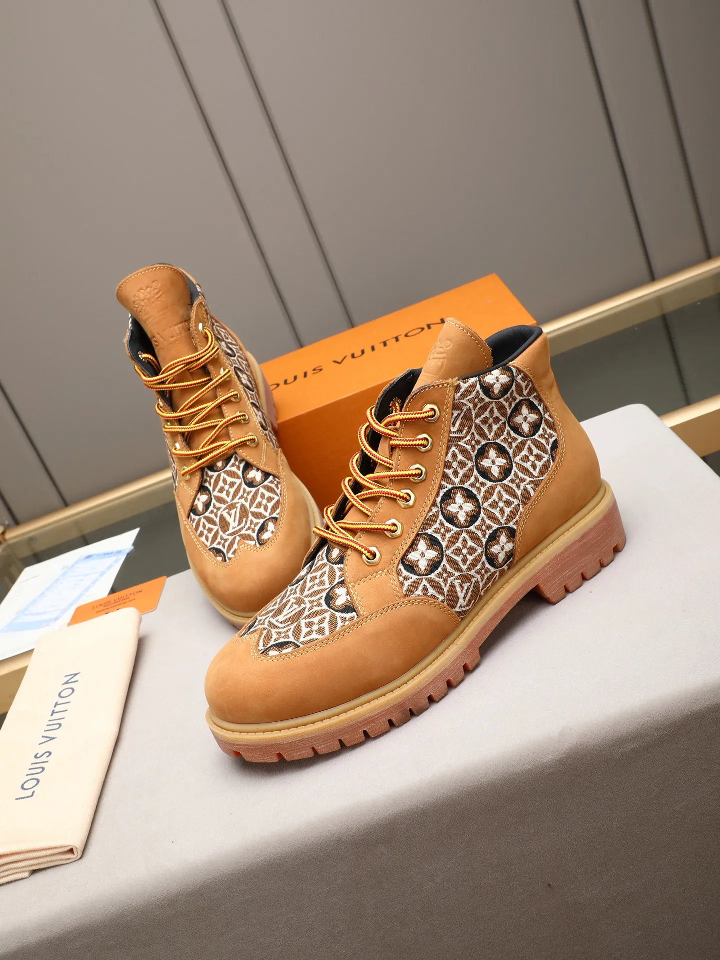 PP460 LOUIS VUITTON ss25 LV donkey brand new thick-soled lace-up big-toe shoes men's casual shoes high-top short boots. These boots are crafted from top-grain calf leather for a lightweight and comfortable fit. The thick EVA outsole is embellished with eye-catching ridges, and the trendy attitude of being both strong and soft makes it an everyday choice. ✔Upper: imported first-layer cowhide ✔Inner lining: sheep lining ✔Outsole: original molded outsole Size: 38-44 (45 customized)